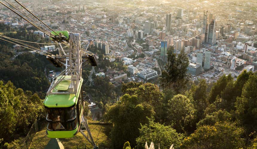 Teleférico subindo ao Cerro de Monserrate, em Bogotá