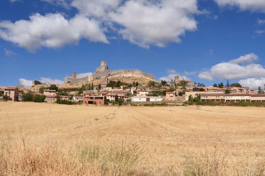 Casas y castillo de Atienza, uno de los pueblos más bonitos de Guadalajara, sobre una colina