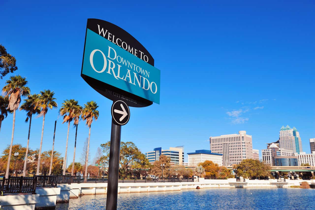 Cartel de la entrada al distrito Downtown en Orlando Florida