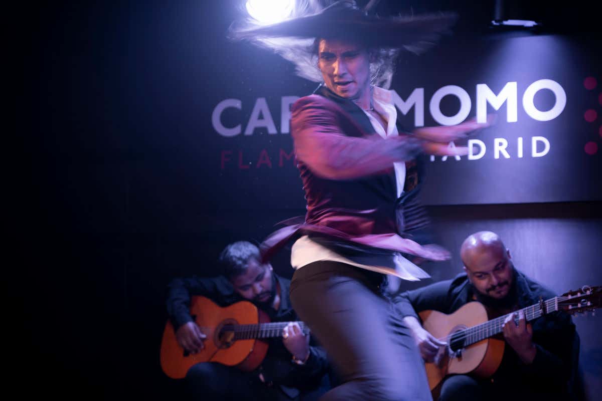 Un danseur du tablao Cardamomo tournant sur lui-même devant deux guitaristes