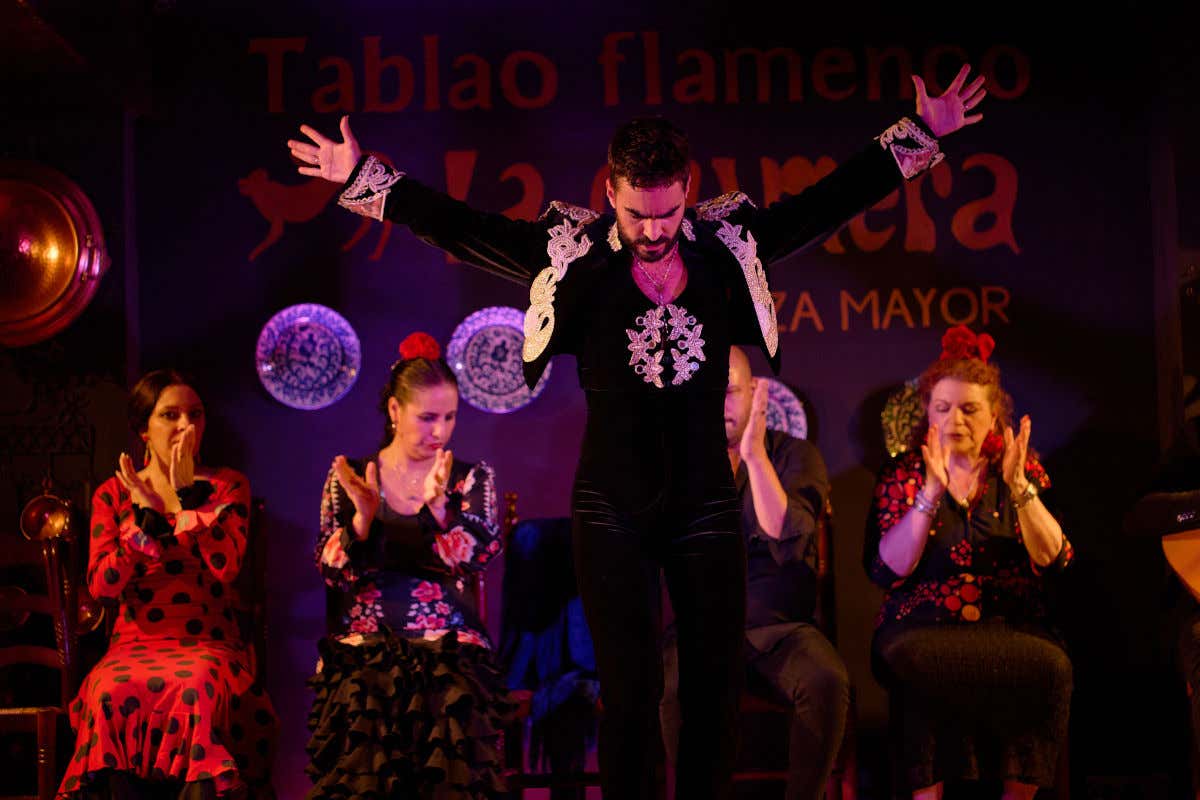 Artistes tapant dans leurs mains au tablao La Quimera pour accompagner le danseur principal