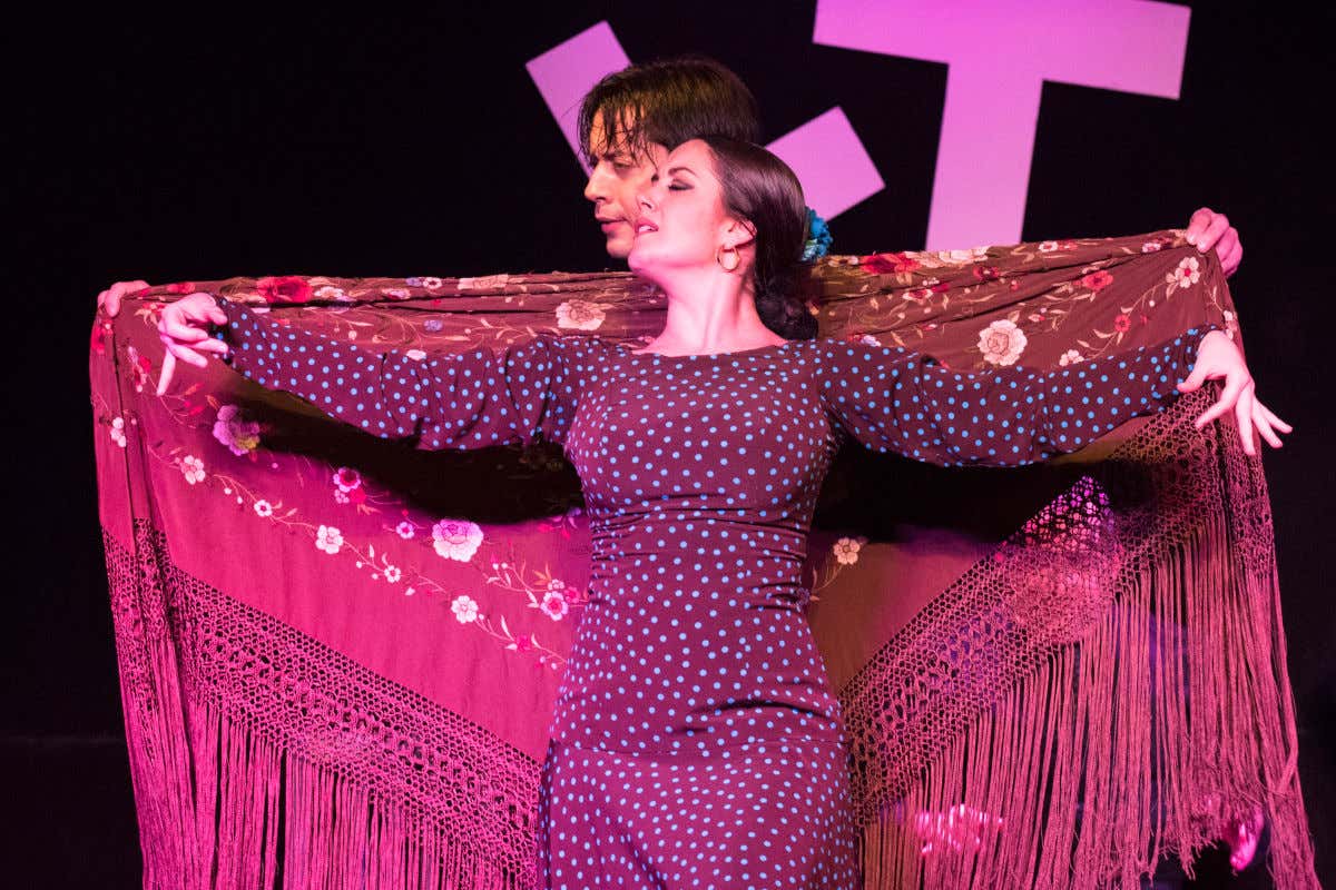 Une danseuse de flamenco du tablao Las Tablas avec une mantille près d'un autre danseur