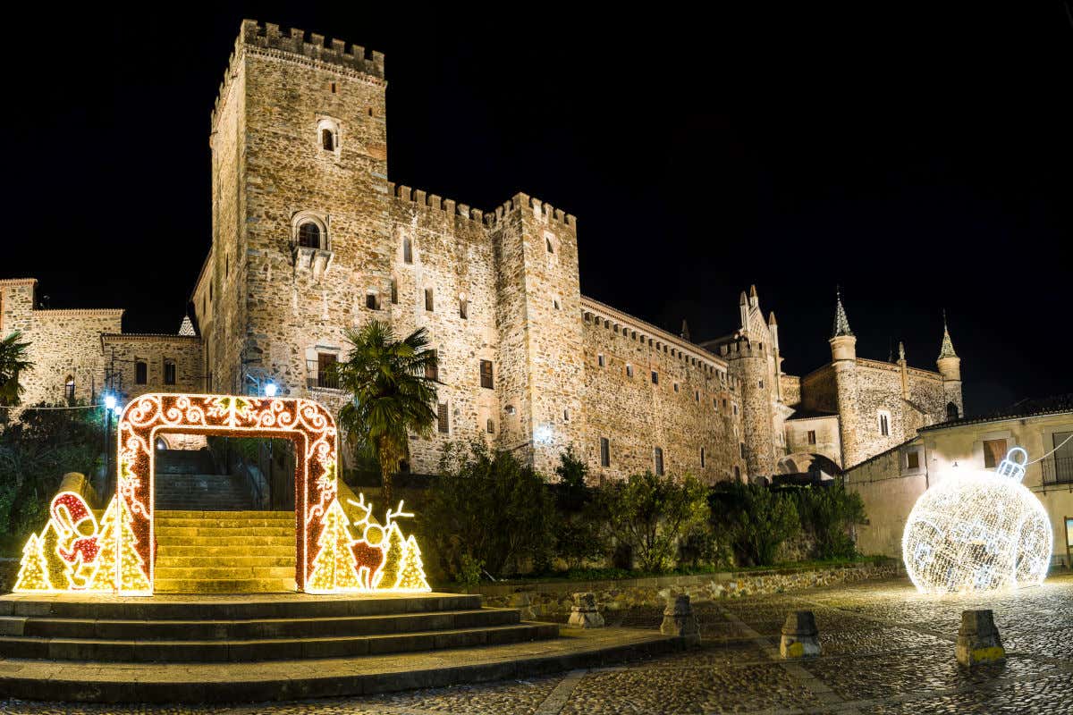 Decoración navideña en el centro histórico de Guadalupe, uno de los pueblos más bonitos de Extremadura