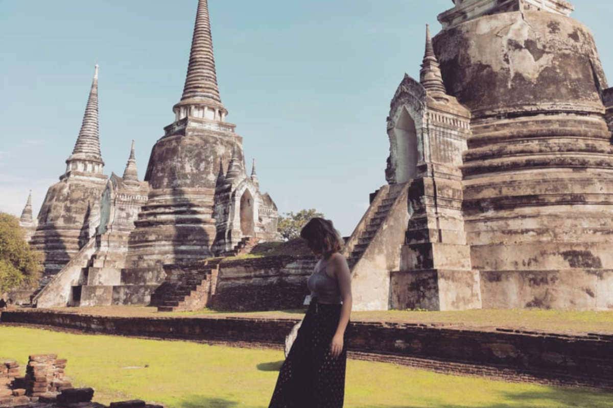 Henar paseando ante las pagodas de Ayutthaya
