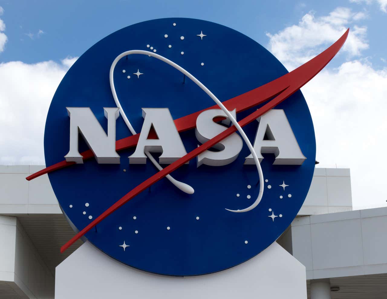 Logo de la NASA en el exterior de una de sus bases especiales