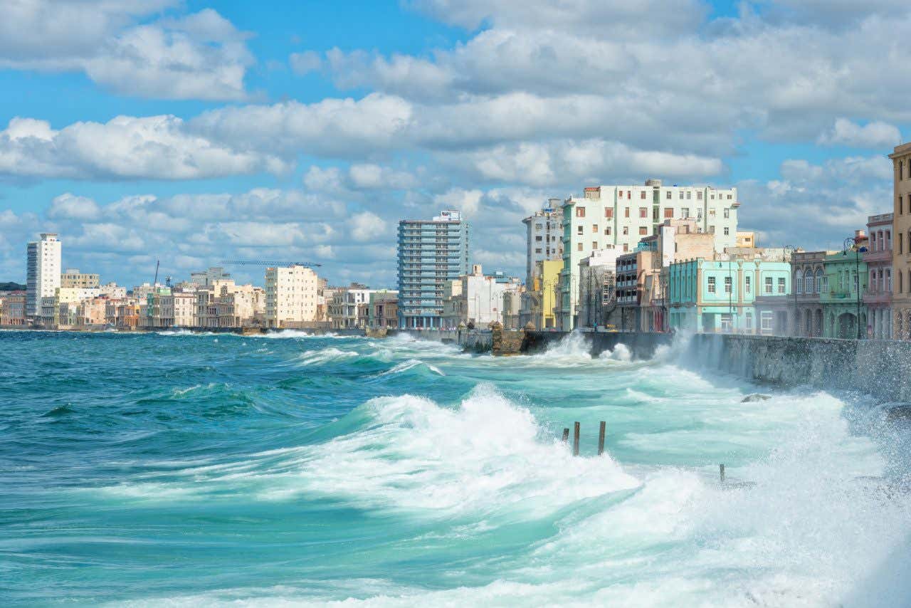 Skyline dos edifícios visto do Malecón de Havana