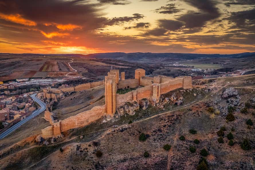 Castillo y murallas de Molina de Aragón sobre una colina
