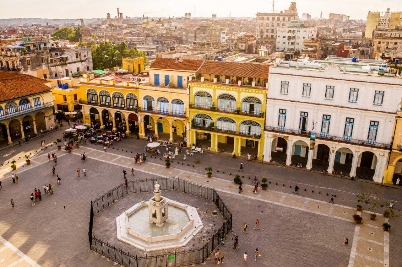 Vista aérea da praça Velha de Havana com seus edificios coloridos