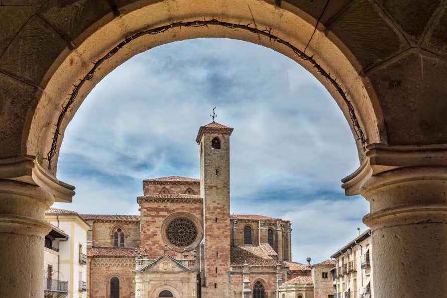 Catedral de Sigüenza vista a través de un arco