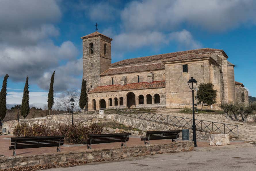 Iglesia románica y un paseo con bancos en Tamajón