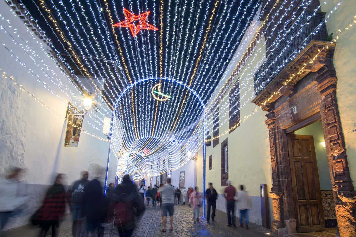 Cientos de luces decorando la parte superior de una de las calles del centro histórico de San Cristóbal de La Laguna, en Tenerife