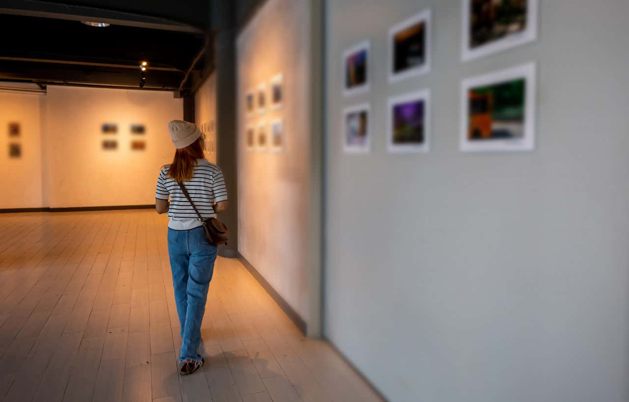 Una mujer caminando por una de las salas de un museo