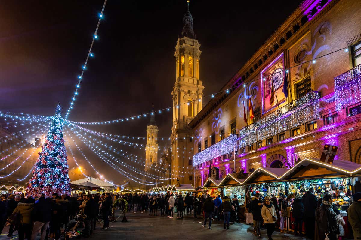 Árbol y decoración de Navidad en la plaza del Pilar de Zaragoza