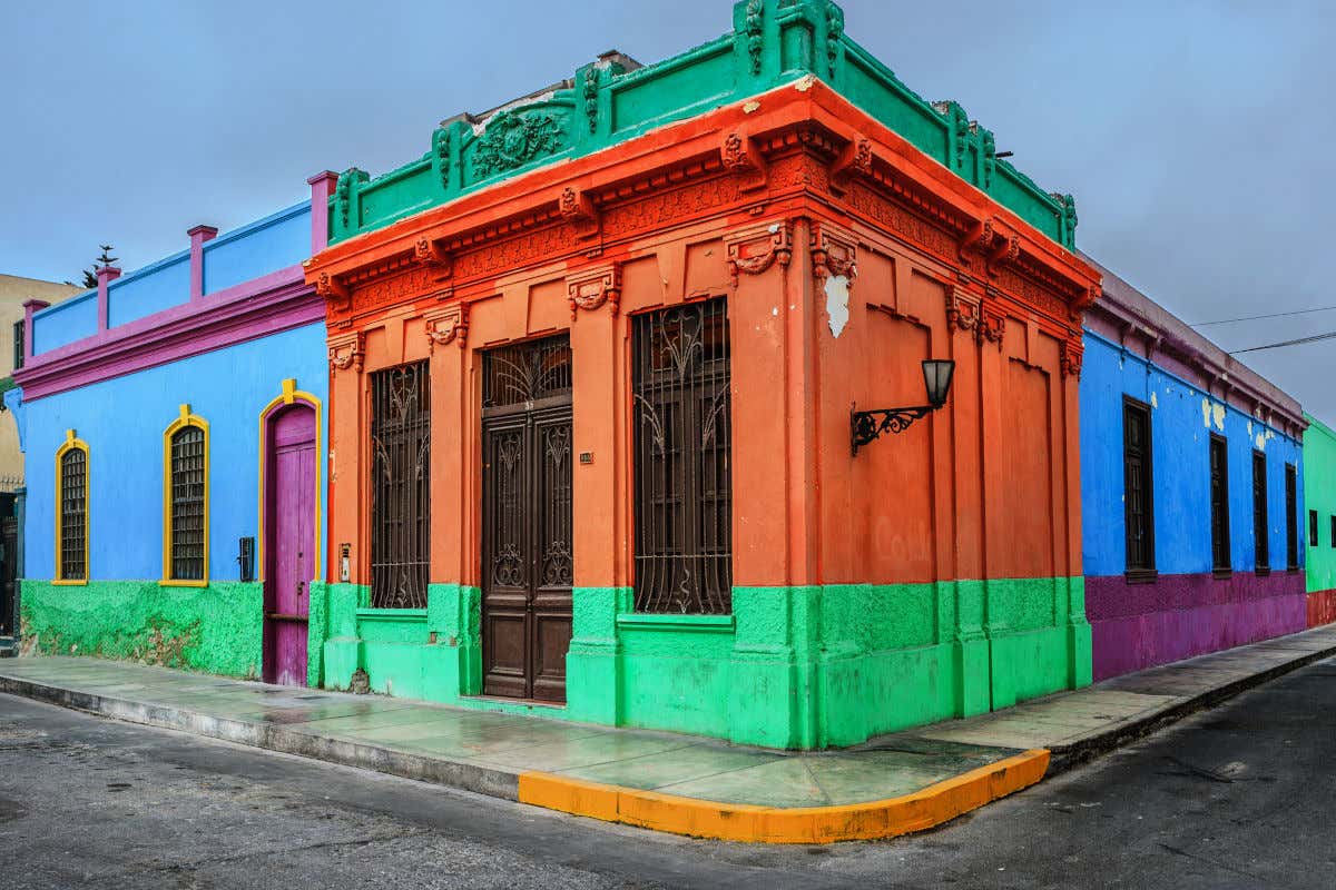 Casas de colores de estilo genovés en las calles de Chucuito, en la ciudad de Callao