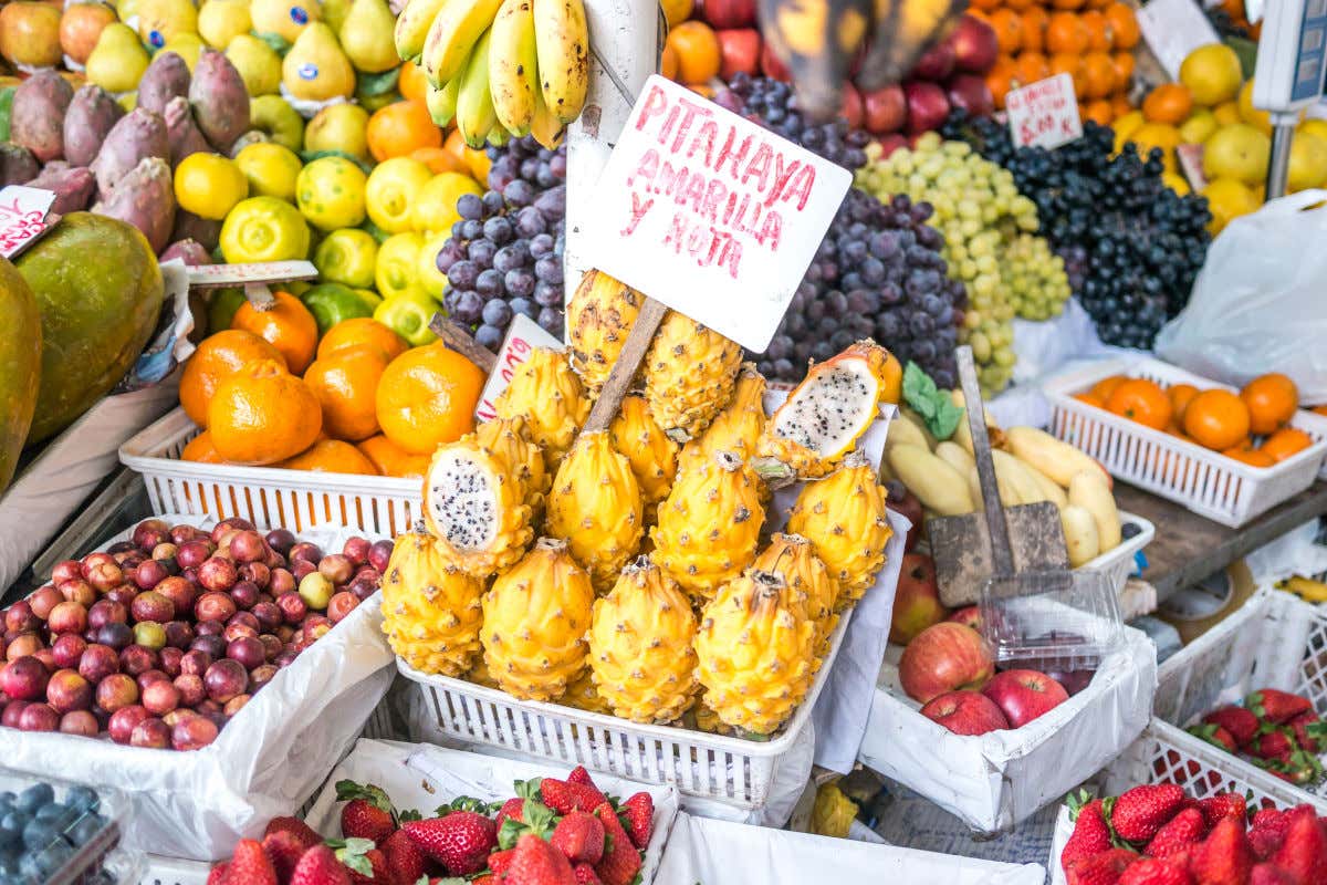 Fruta variada en diferentes cestas en el mercado de Surquillo, en Lima