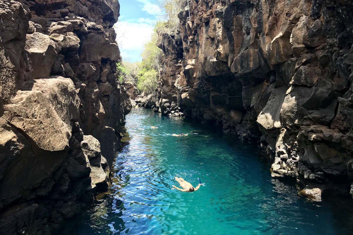 Nadando en Las Grietas, otro de los lugares que ver en las Islas Galápagos