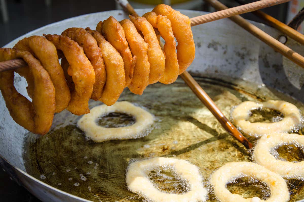 Friendo unos picarones, un dulce típico de Perú similar a los buñuelos españoles