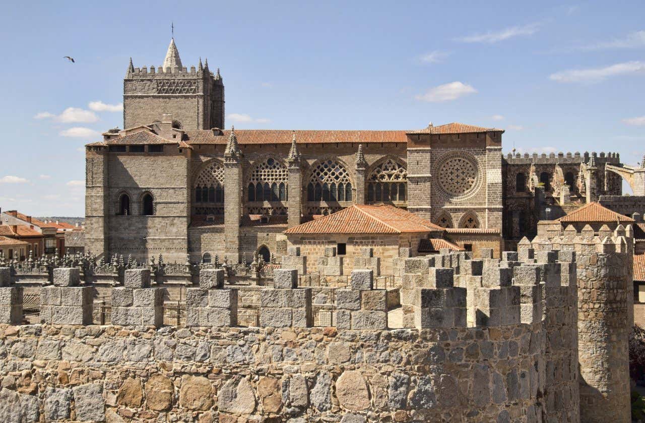 Vista panorámica de la catedral de Ávila desde un lateral