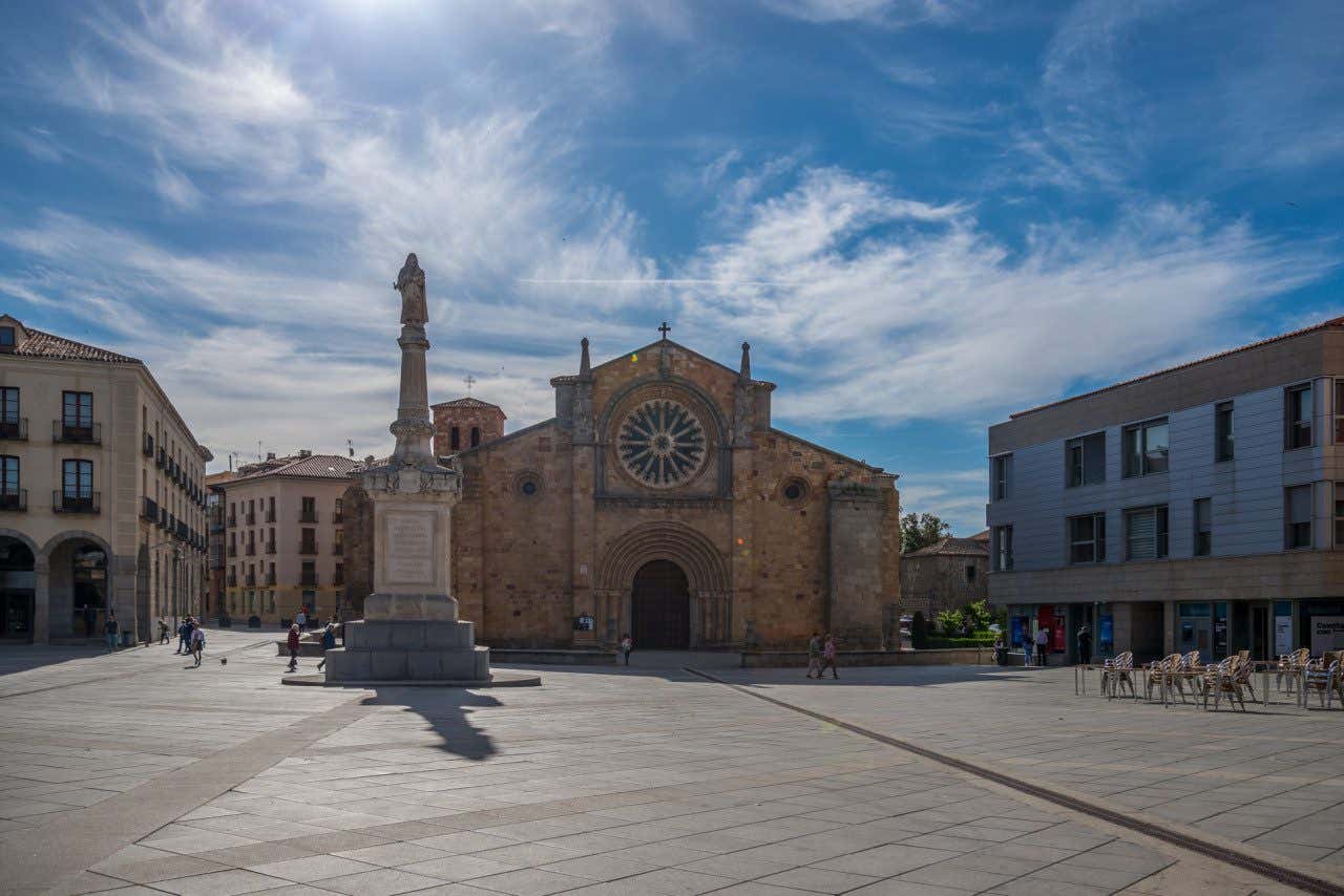 El Grande en Ávila con la iglesia de San Pedro
