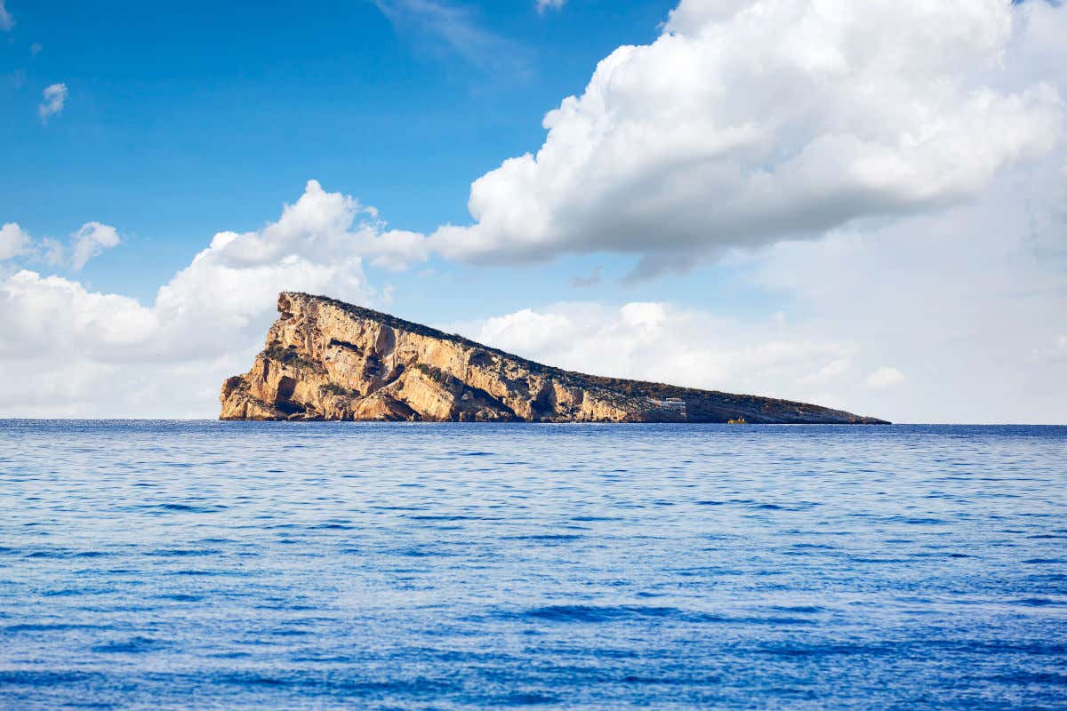 Panorámica de la isla de Benidorm en un día despejado con mar en calma