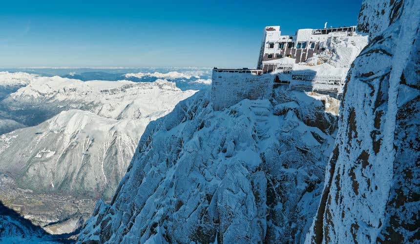 Mirante de L'Aiguille du Midi cercado de montanhas cobertas de neve