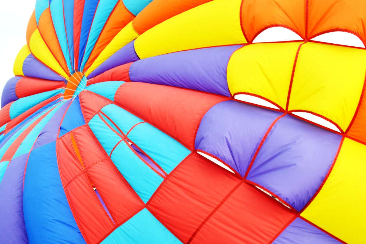 Dosel de vivos colores para hacer parasailing