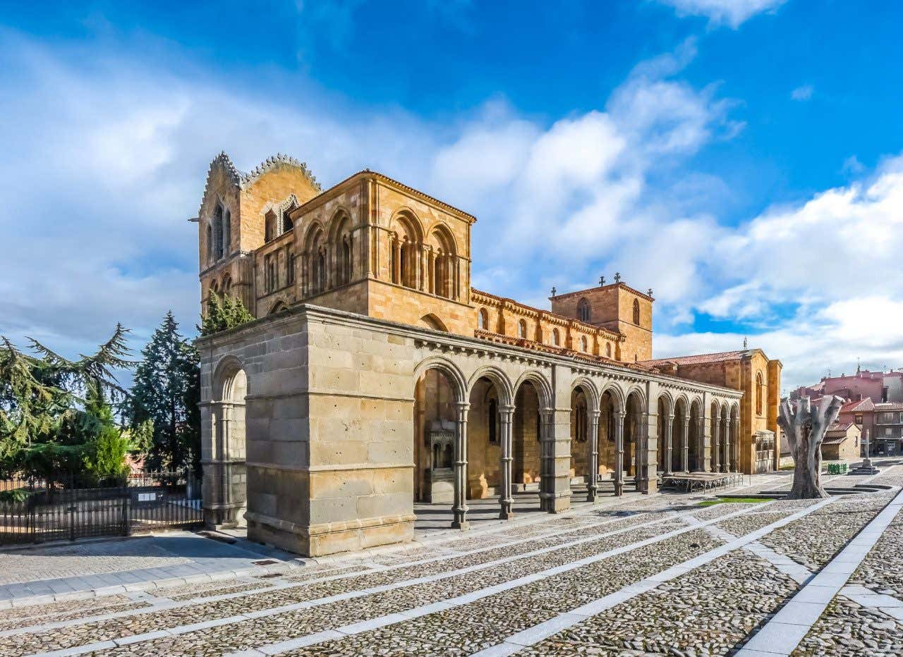 Basílica de San Vicente en Ávila desde un lateral