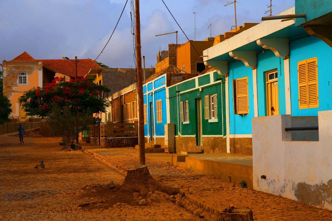 L'une des étroites rues colorées de Maio