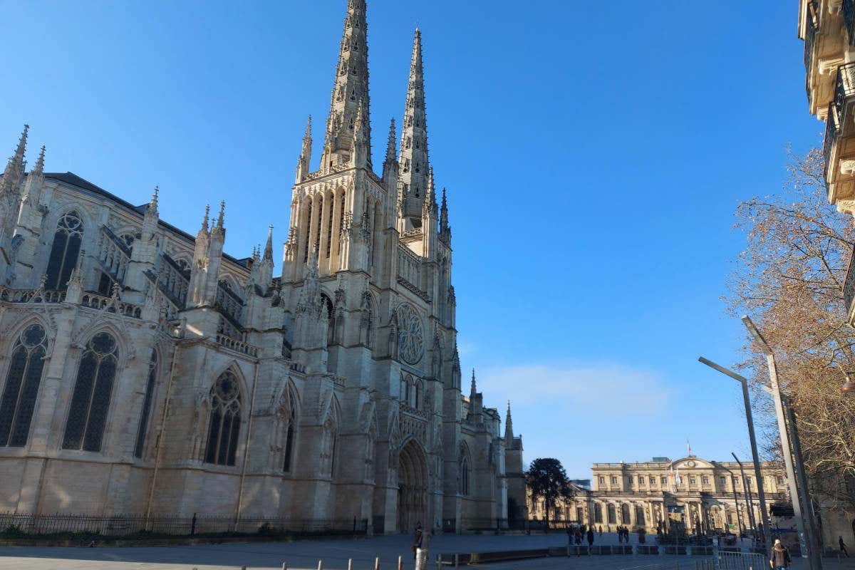 Catedral de Burdeaux em um dia ensolarado
