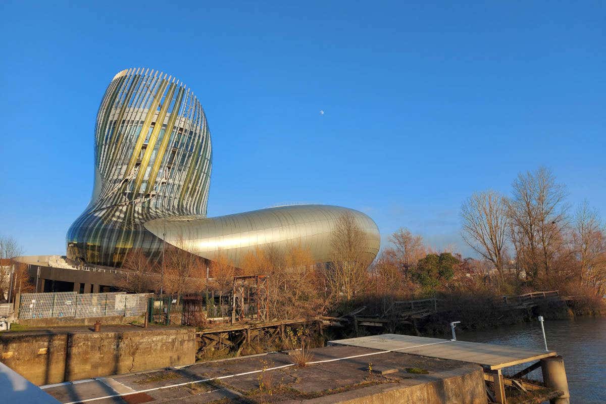 Exterior da Cidade do Vinho de Bordeaux, um edifício de arquitetura peculiar e em tom dourado