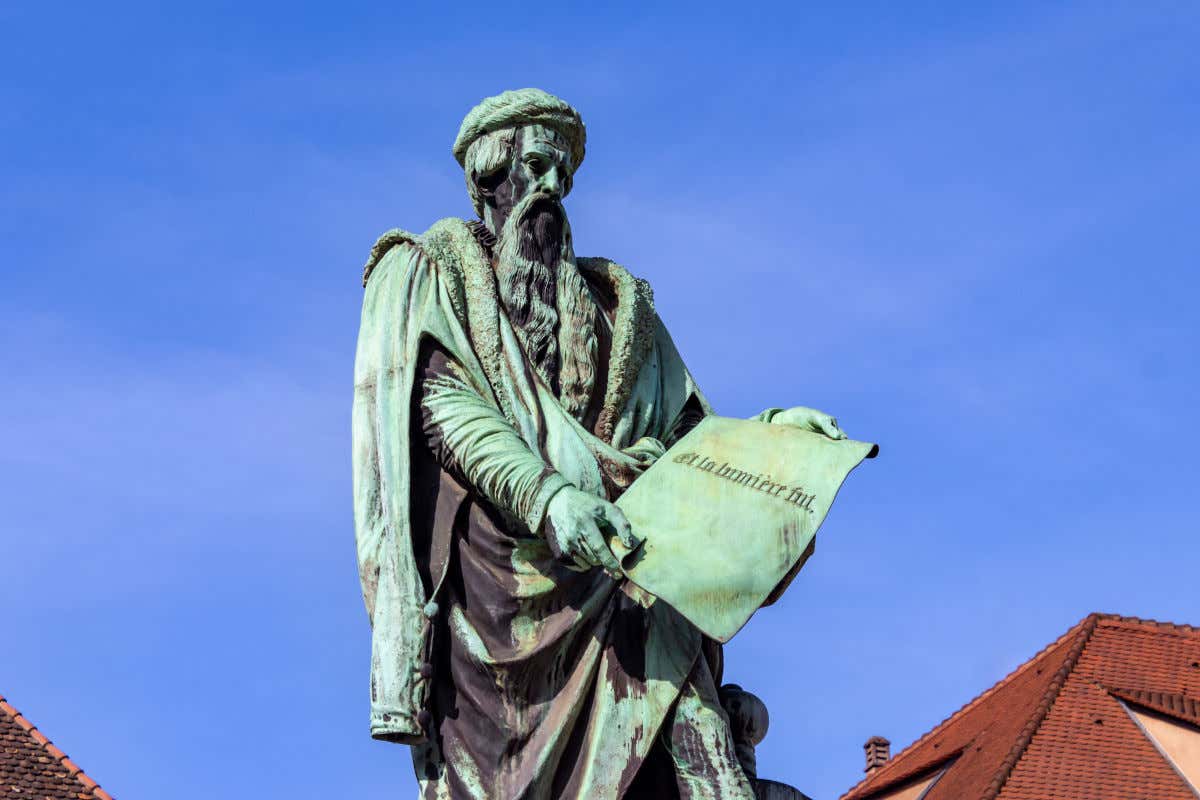 Estátua de bronze de Johannes Gutenberg em uma das praças de Estrasburgo
