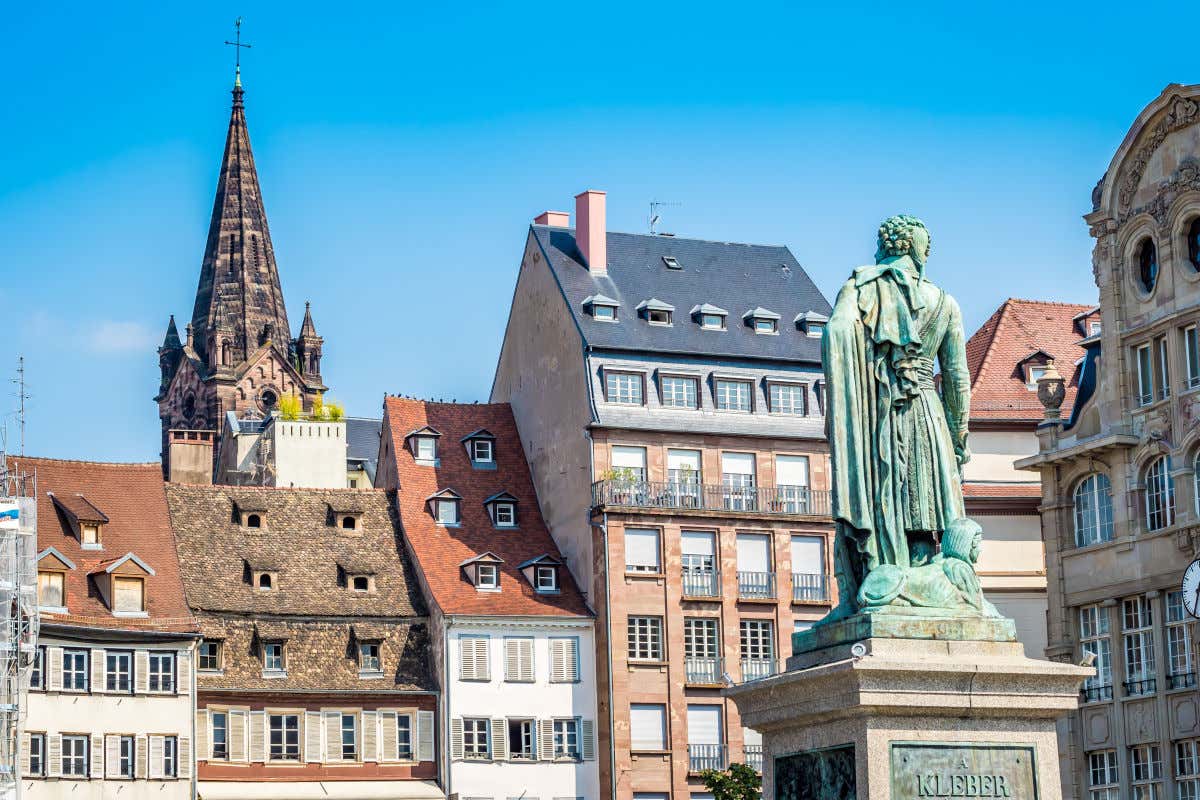 Vista panorámica de las casas y la escultura central de la plaza Kléber con la catedral de Estrasburgo al fondo