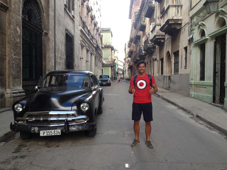 Ricardo Ramírez en La Habana junto a un coche negro