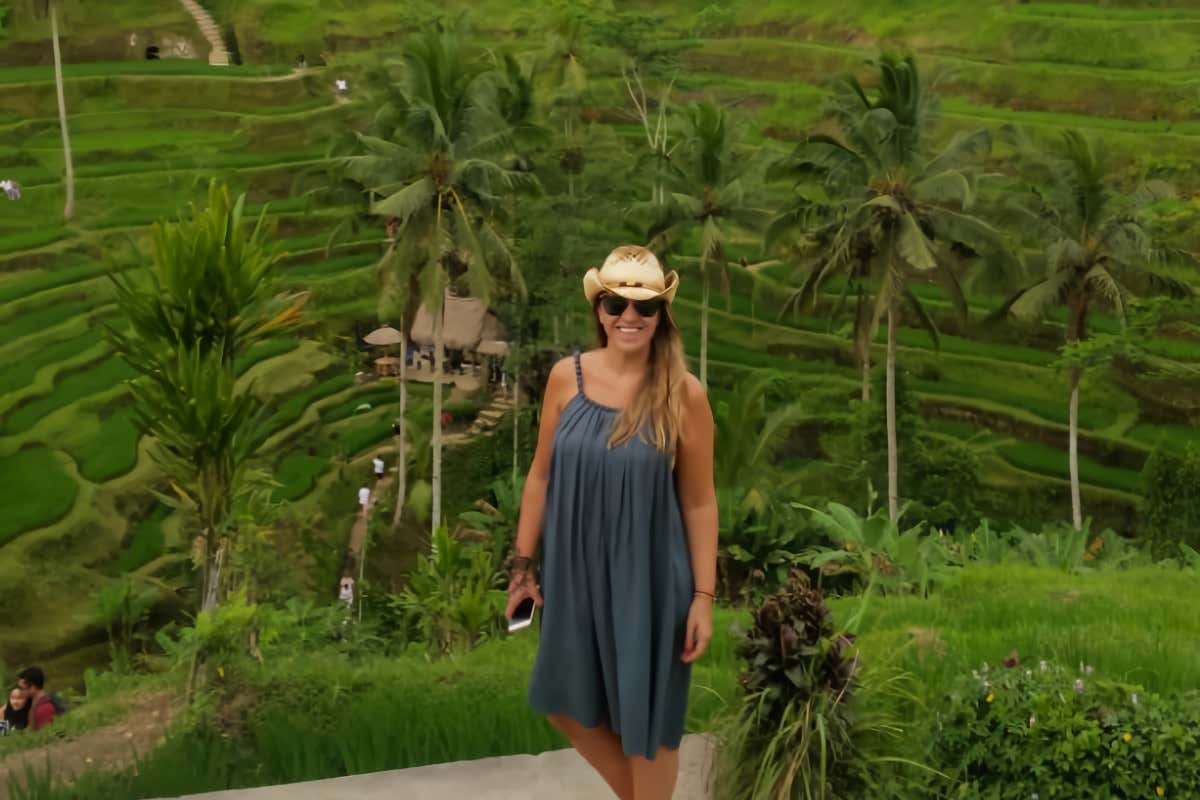 Romina Biggo frente a los famosos campos de arroz de Ubud en la isla de Bali