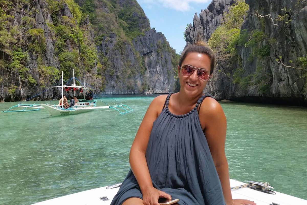Romina Biggo en una barca atravesando los paisajes de Palawan, en Filipinas