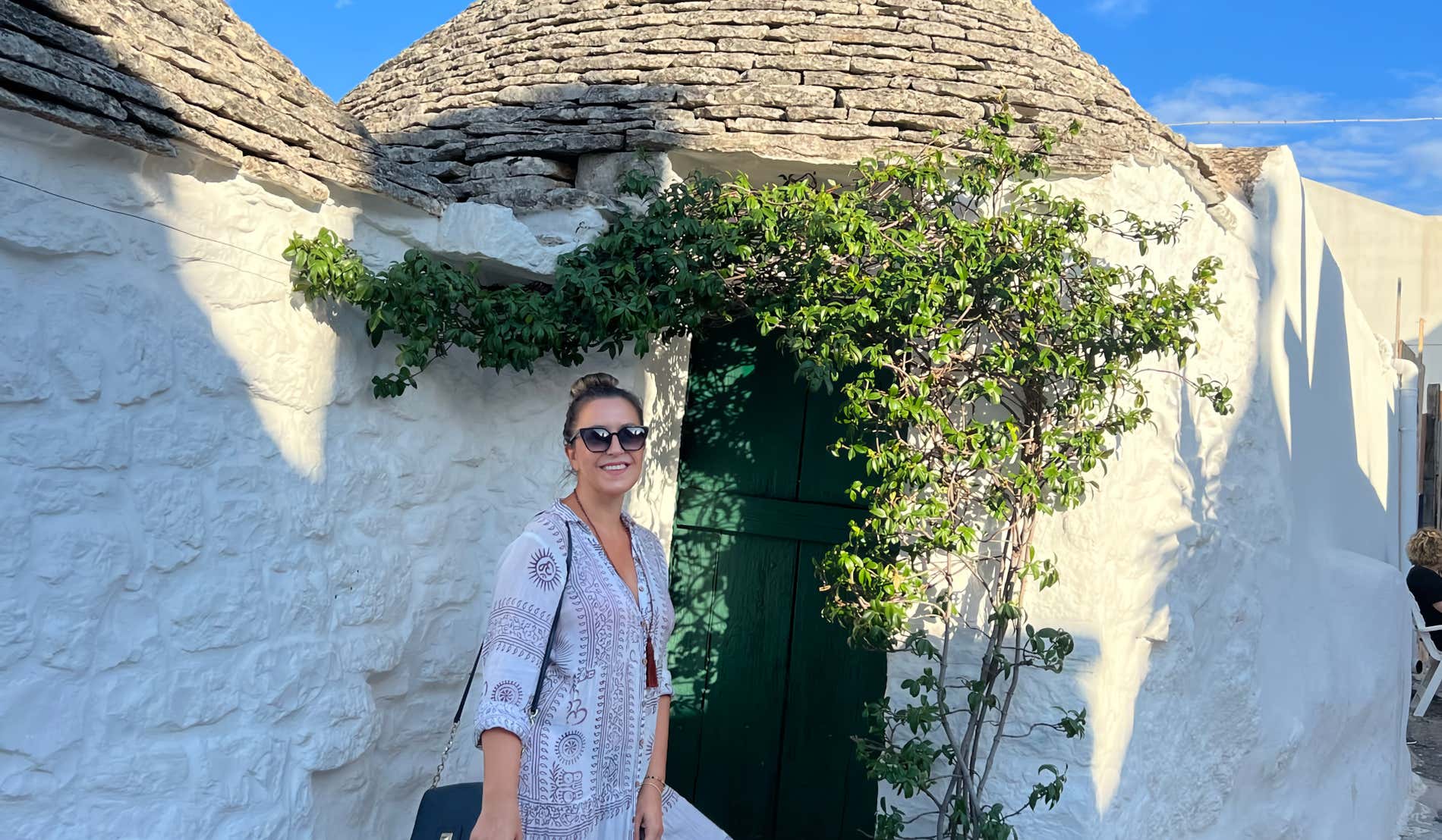Romina Biggo paseando por las calles del bonito pueblo de Alberobello, en la provincia de Apulia