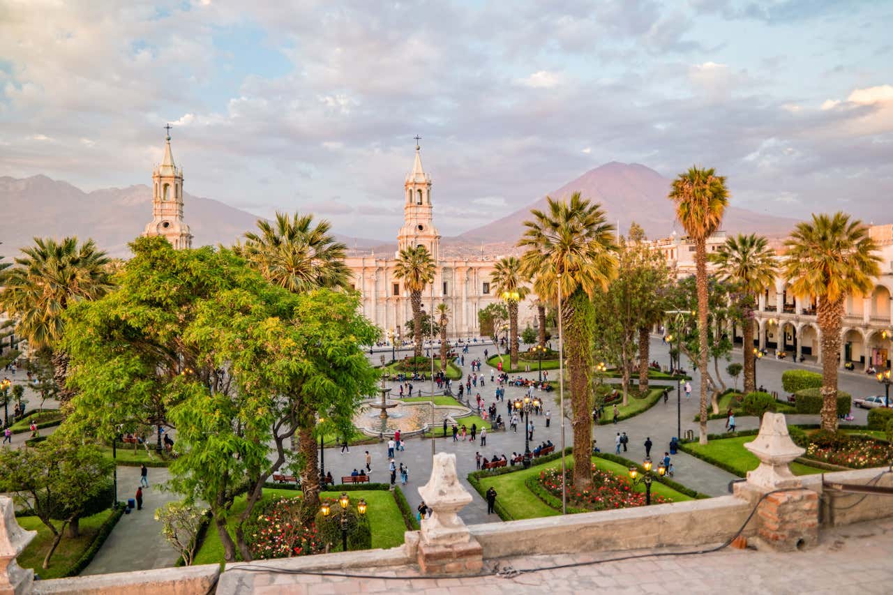 Vista panorámica de la Plaza de Armas de Arequipa con la catedral y el volcán Misti de fondo