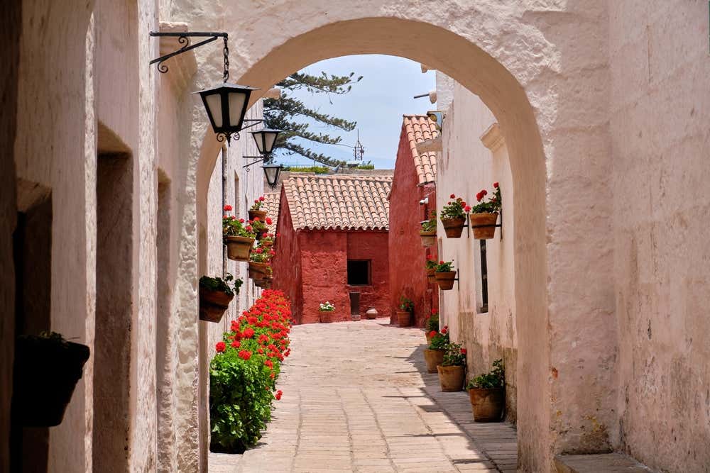 Un patio del Monasterio de Santa Catalina con sus típicas construcciones blancas y rojas, uno de los lugares más turísticos de Arequipa