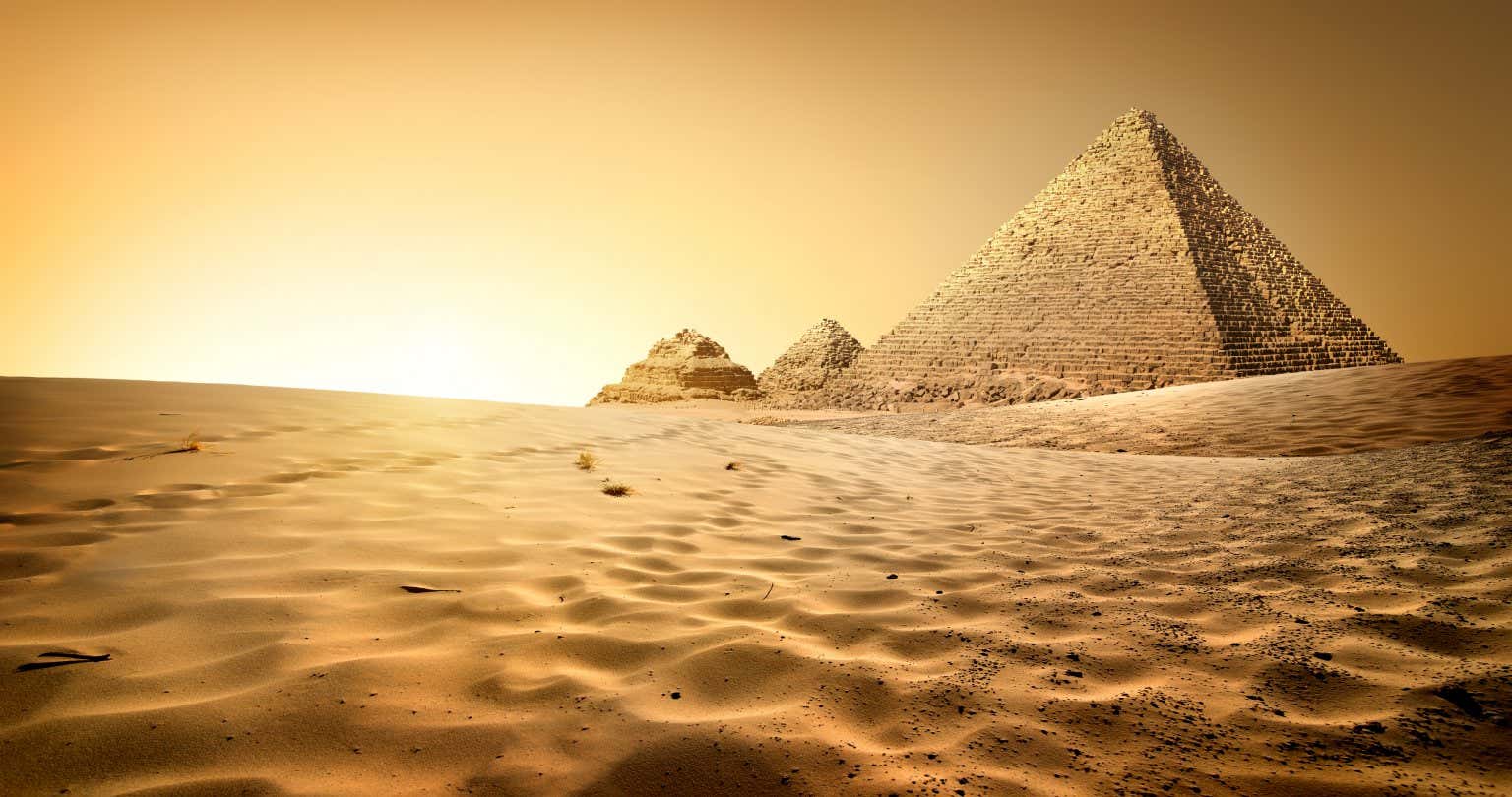 Scorcio delle piramidi di Giza in Egitto, alla luce del tramonto