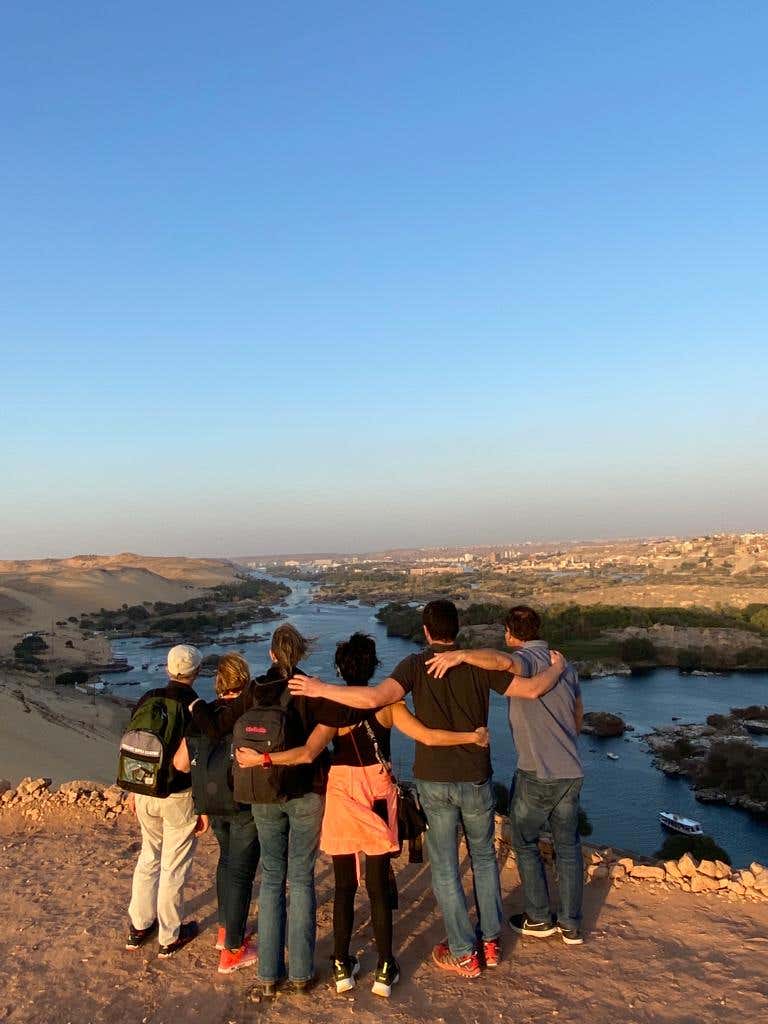 Foto con los amigos en la presa de Asuán