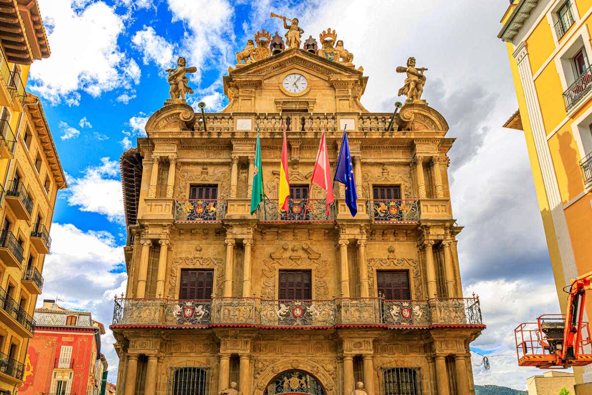 Fachada con banderas del Ayuntamieto de Pamplona un día soleado