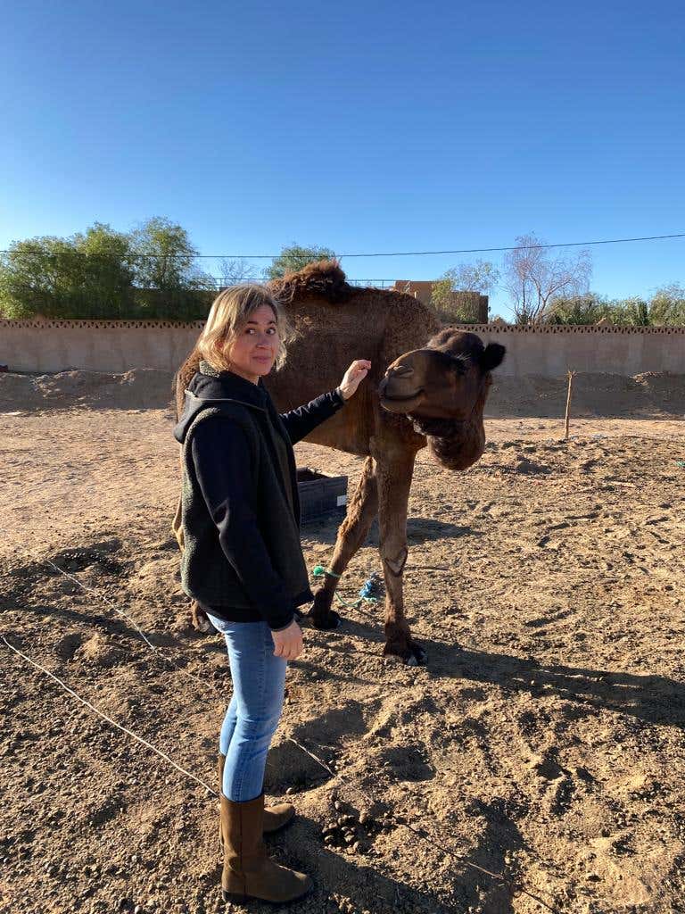 Cristina acariciando un camello en Marruecos