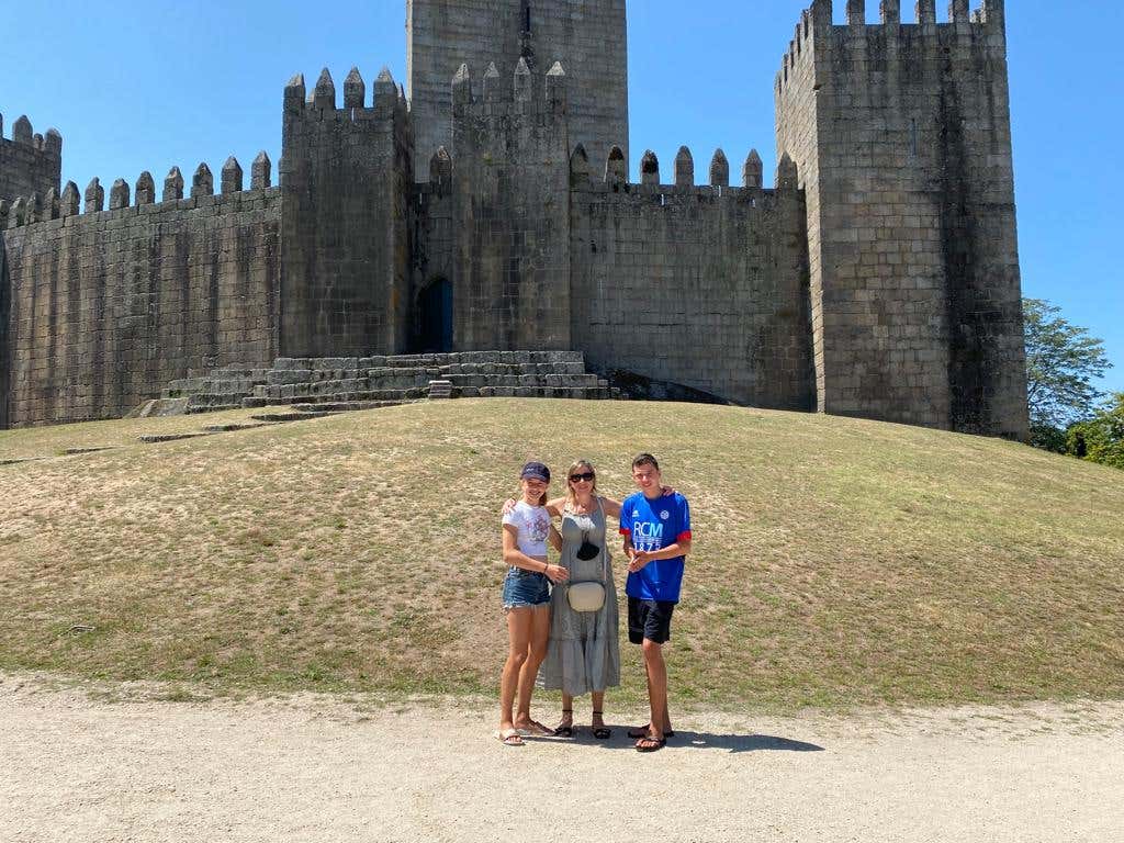 Foto de Cristina con sus hijos frente al Castillo de Guimarães