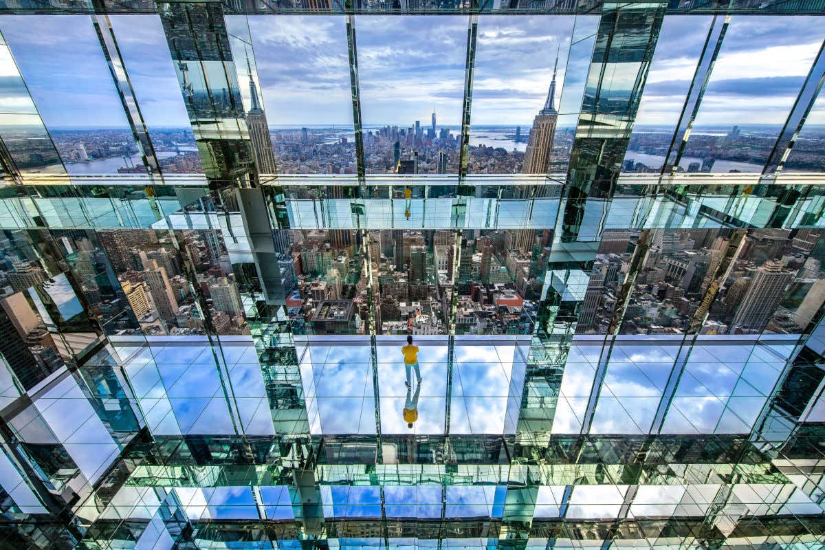Interior del mirador Summit One Vanderbilt repleto de espejos y con vistas a los rascacielos del centro de Nueva York