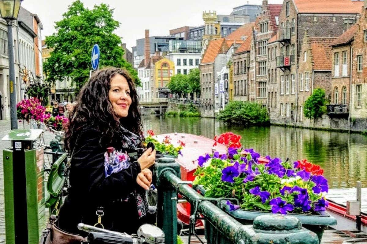 Olivia posando junto a las típicas flores de los canales de Gante