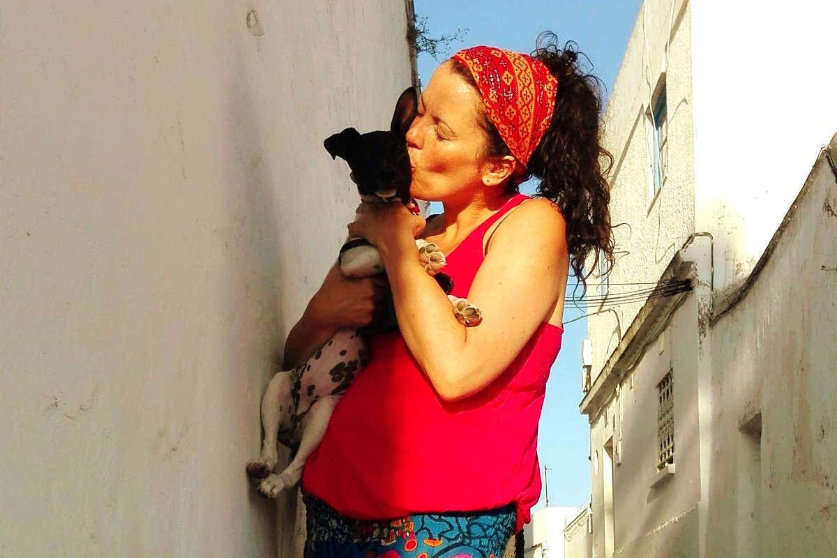 Olivia besando a un perro en las calles de Vejer de la Frontera