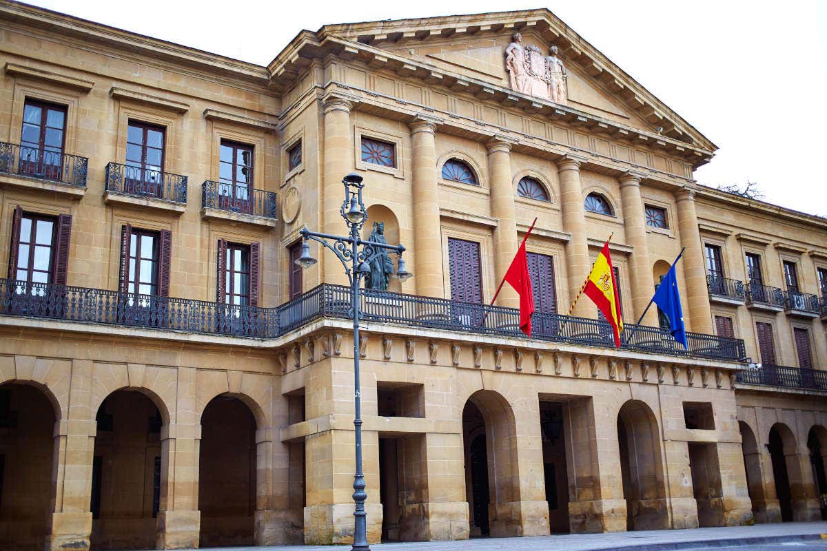 Fachada del edificio del palacio de Navarra de Pamplona en España
