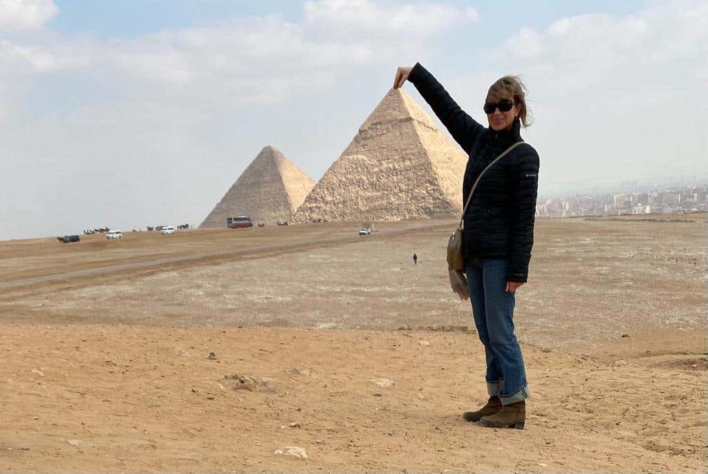 Foto con las pirámides de Egipto de fondo