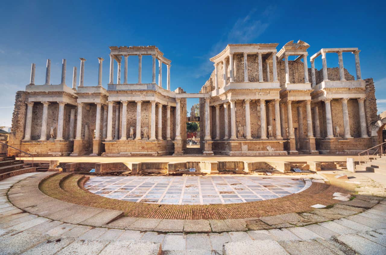 Vista frontal del escenario del antiguo teatro romano de Mérida en un día despejado y sin turistas