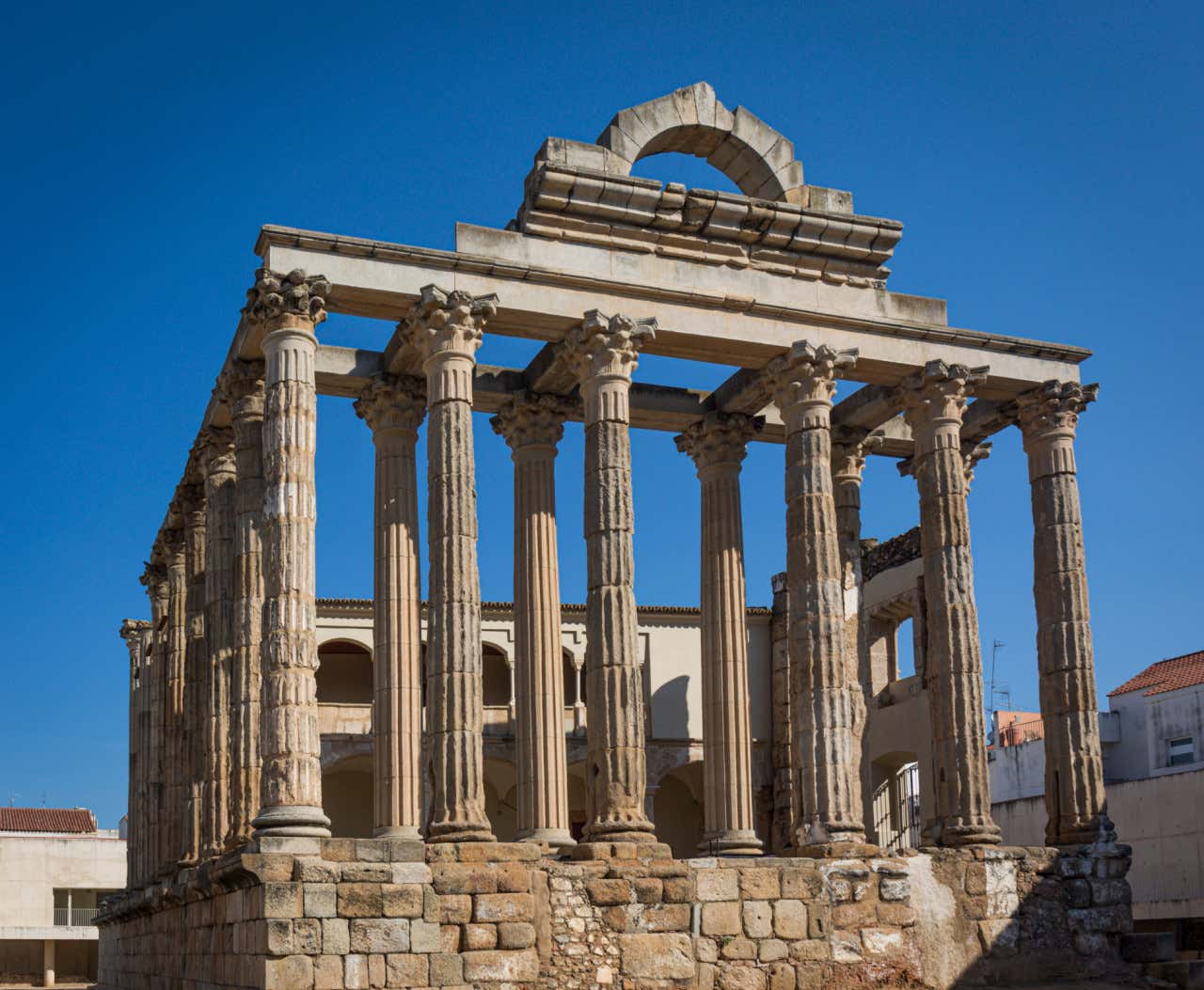 Frontal del templo de Diana con más de 15 columnas corintias bien conservadas